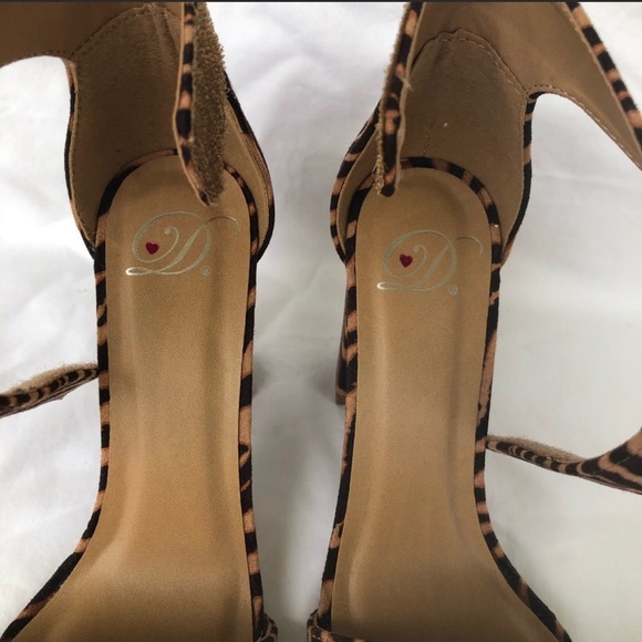 ⬇️💲”D” Tiger Print Block Heels  NWOT - Picture 7 of 10